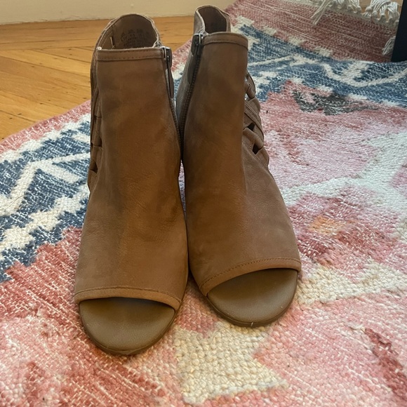 Tan open toed bootie heels - Picture 2 of 4